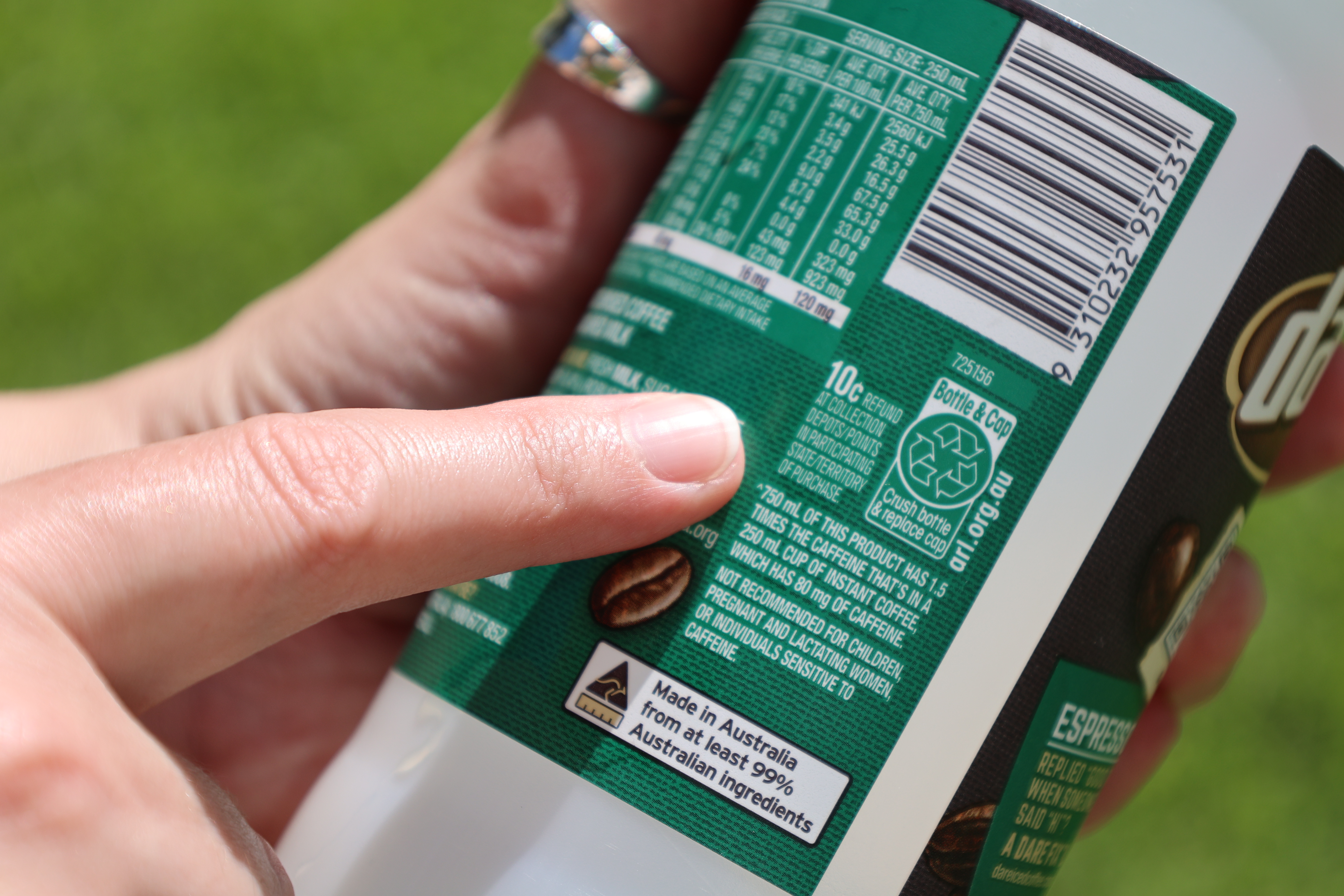 A close-up of a 10c refund mark on a drink container label.